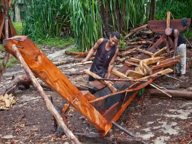 Artisan zanzibari fabriquant un dhow traditionnel en bois