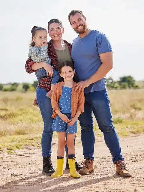 Famille avec enfants découvrant un safari en Tanzanie, voyage adapté à tous les âges