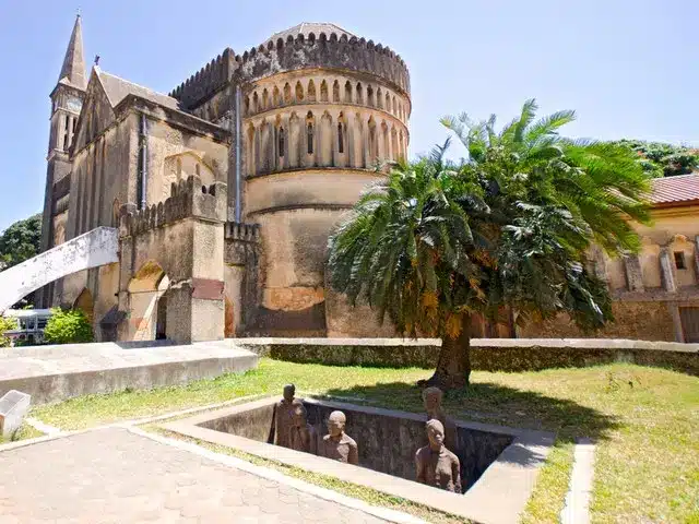 Stone Town : Ancienne place du marché aux esclaves, un lieu chargé d'histoire à Zanzibar