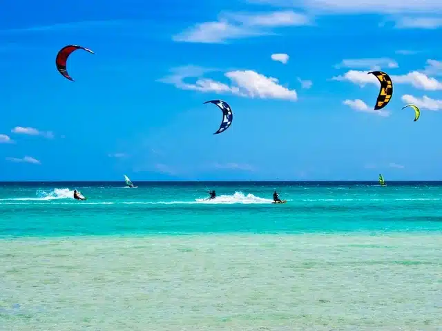 Session de kitesurf dans le lagon de Zanzibar, eau turquoise et ciel dégagé