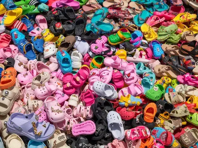 Une énorme pile de sandales colorées en plastique pour enfants à vendre à Darajani Souk à Stone Town