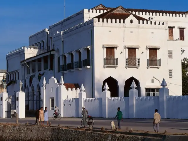 Façade du Palais des Sultans à Stone Town, un bâtiment historique dominant le front de mer