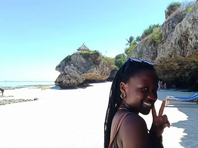 Plage sauvage et falaises dans le sud de Zanzibar au bord de l’océan Indien