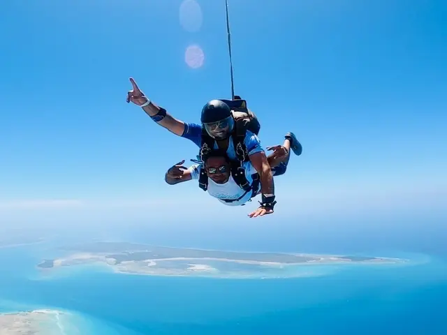 Saut en parachute tandem en chute libre au-dessus de Zanzibar avec l'île de Tumbatu en arrière-plan
