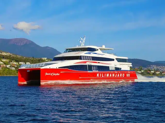Bateau de transfert reliant la Tanzanie continentale à Zanzibar, alternative au vol intérieur