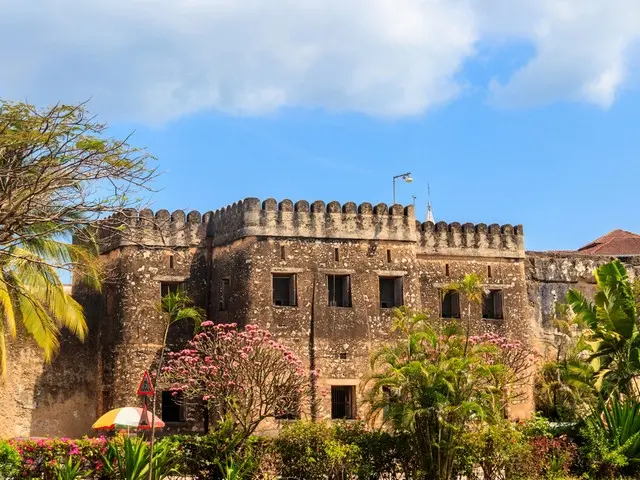 Ngome Kongwe, le Vieux Fort de Stone Town : murs de corail, tours anciennes et artisanat local