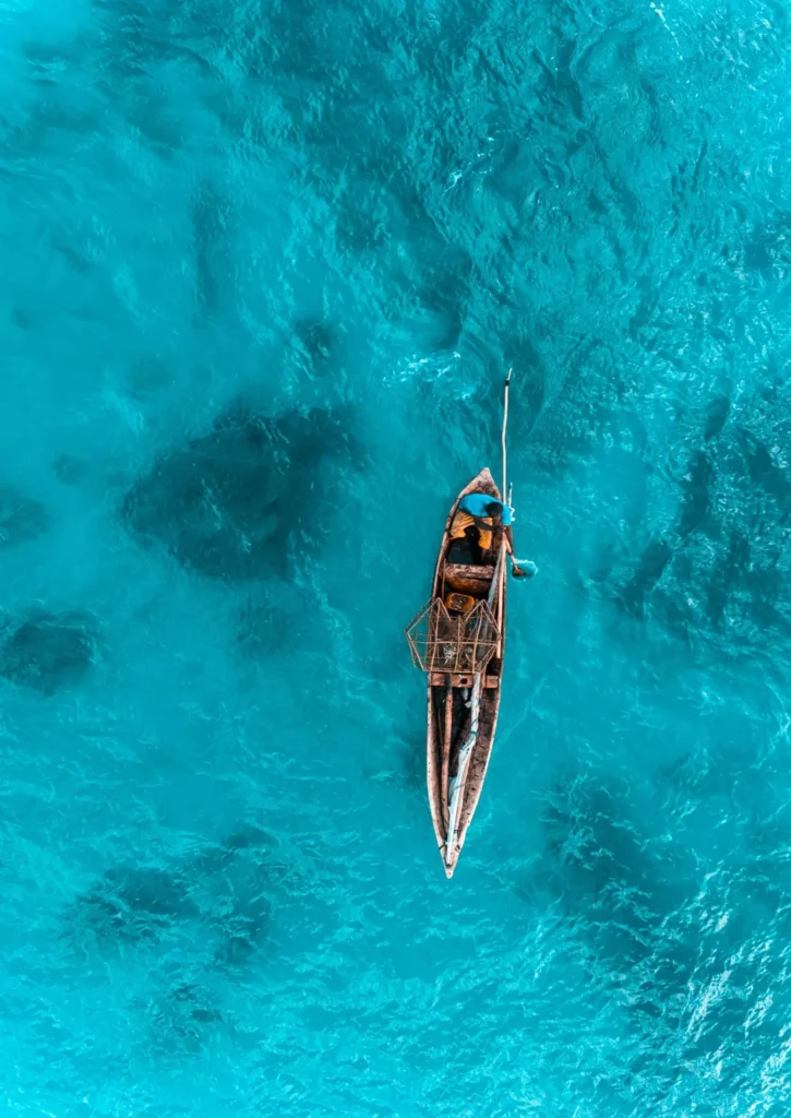 Dhow de pêcheur dans le lagon turquoise de Zanzibar
